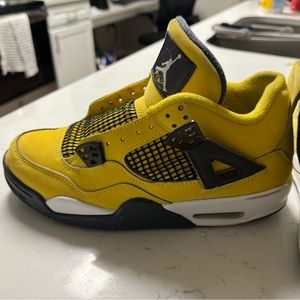 Jordan 4 Lightning size 7Y